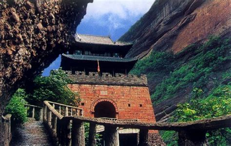  A Fascinante História e Paisagem Única da Cueva de Jianmen!